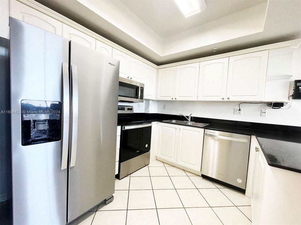 For Rent: $2,850 (2 beds, 2 baths, 917 Square Feet)