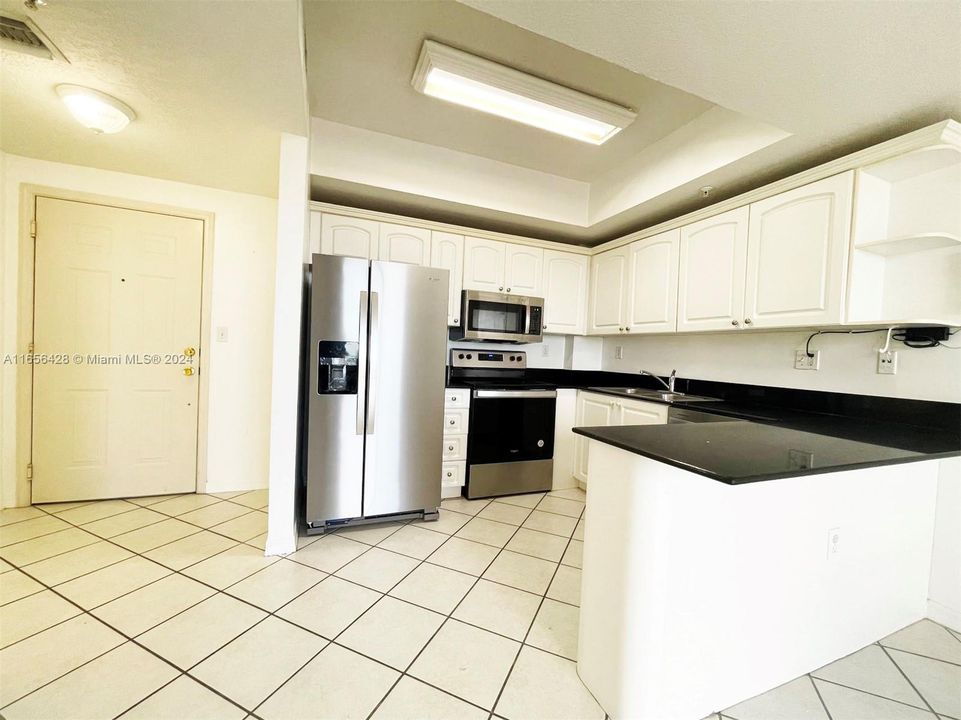 For Rent: $2,850 (2 beds, 2 baths, 917 Square Feet)