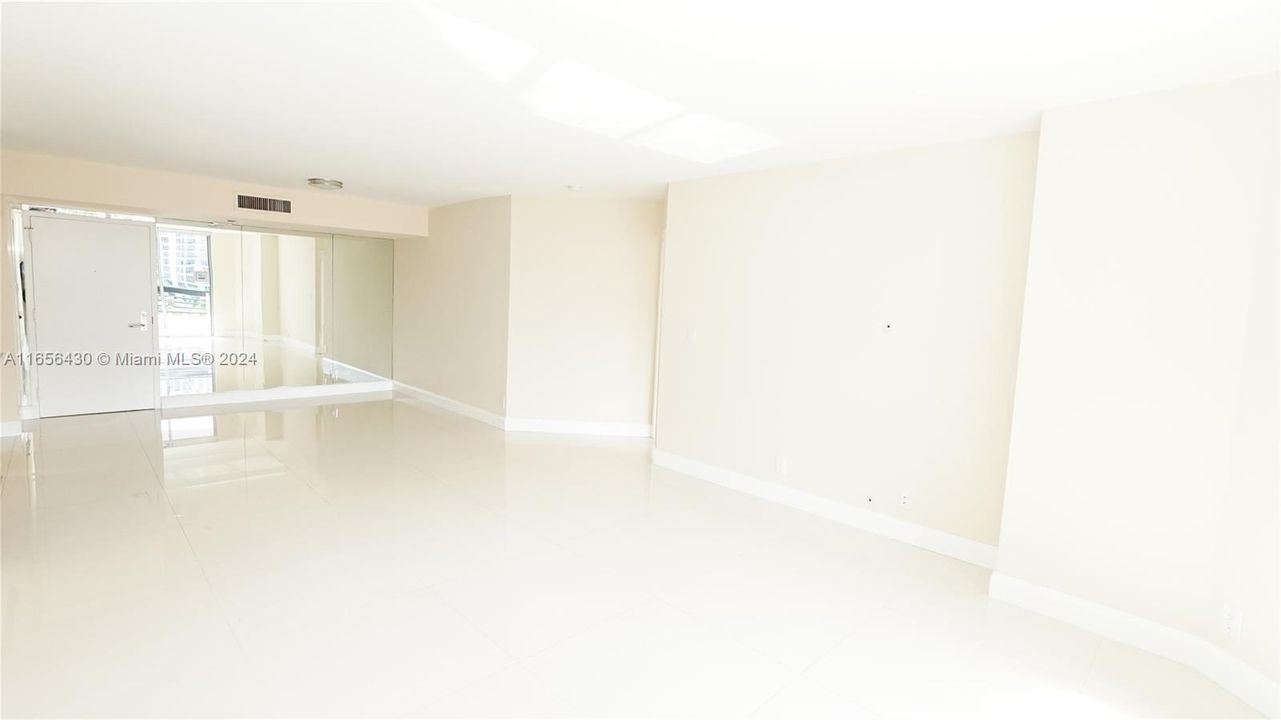 For Sale: $460,000 (2 beds, 2 baths, 1183 Square Feet)