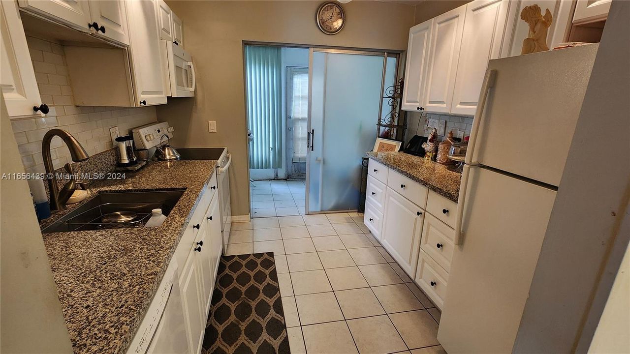 For Sale: $110,000 (1 beds, 1 baths, 735 Square Feet)