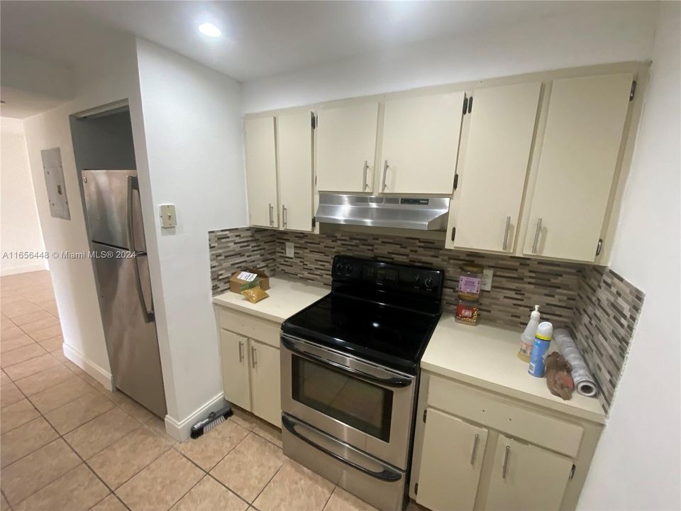 For Rent: $1,800 (1 beds, 1 baths, 760 Square Feet)