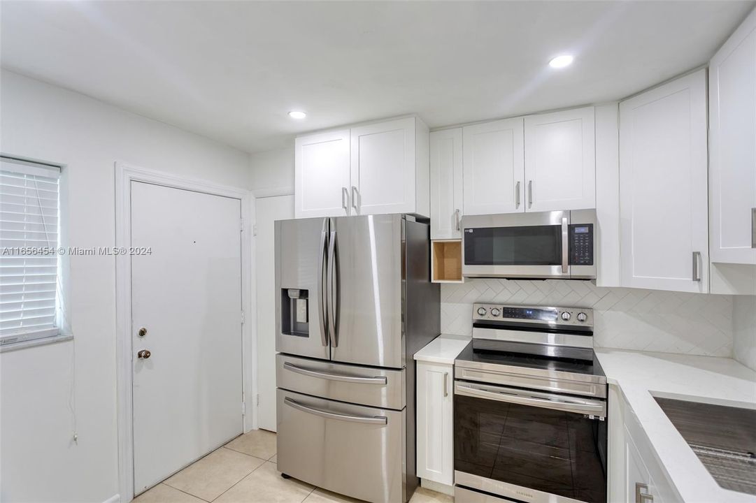 For Sale: $245,000 (1 beds, 1 baths, 1081 Square Feet)