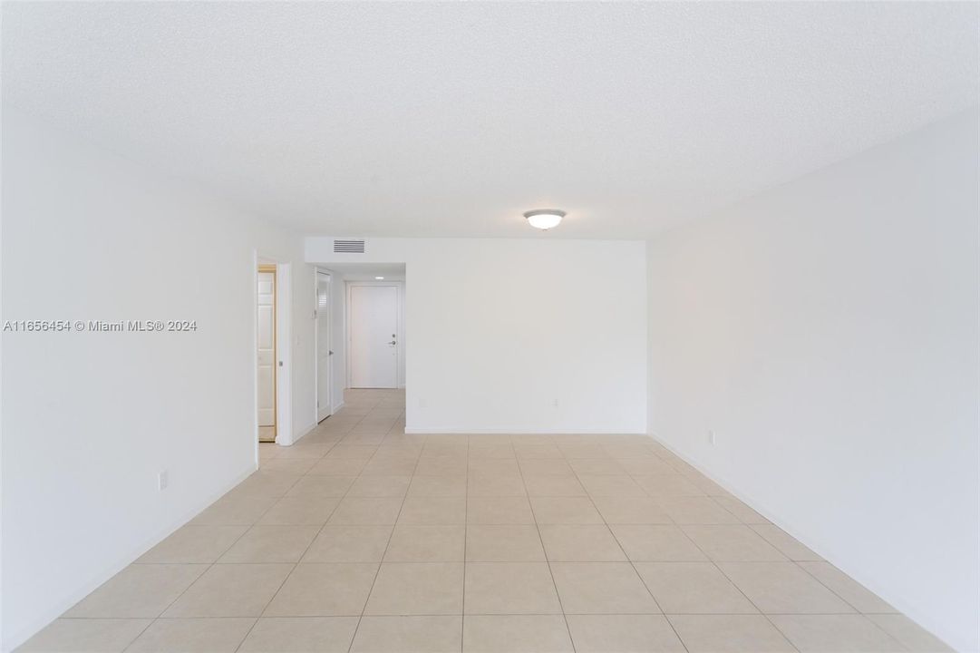 For Sale: $245,000 (1 beds, 1 baths, 1081 Square Feet)