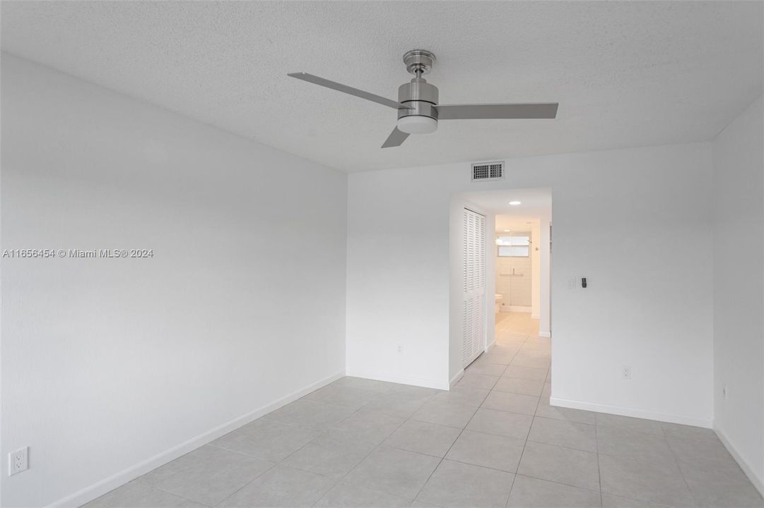 For Sale: $245,000 (1 beds, 1 baths, 1081 Square Feet)