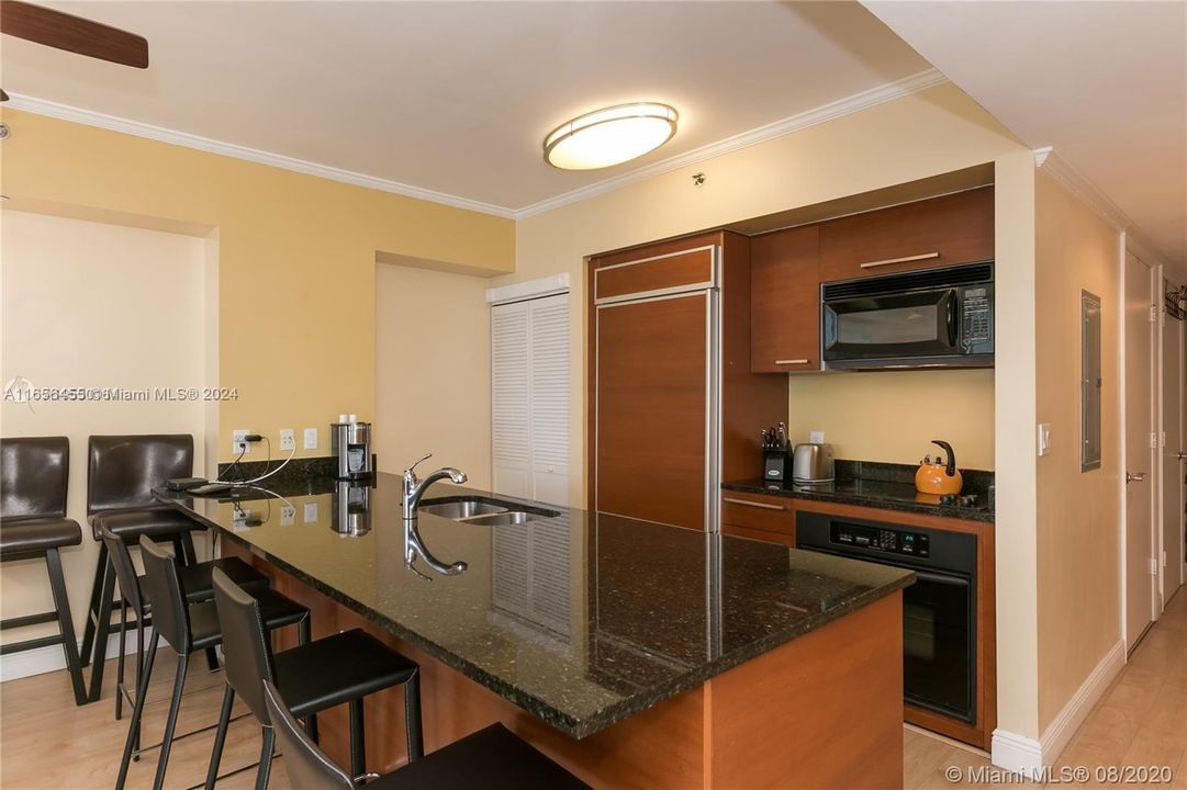 For Rent: $4,500 (1 beds, 1 baths, 811 Square Feet)