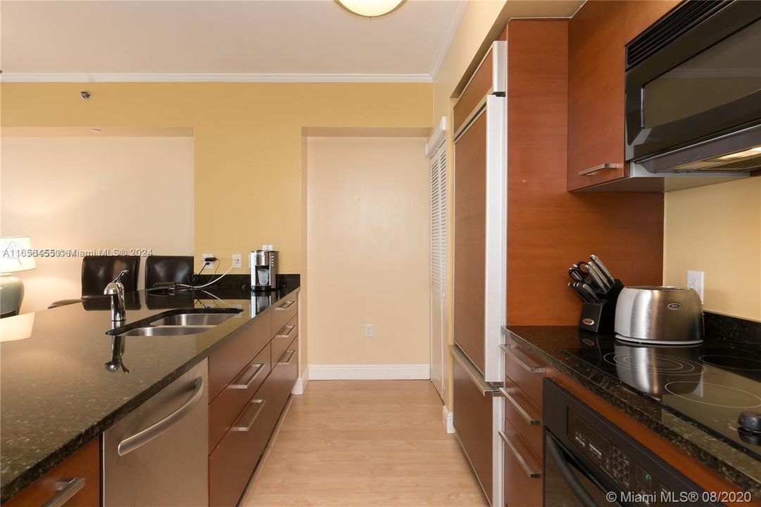 For Rent: $4,500 (1 beds, 1 baths, 811 Square Feet)