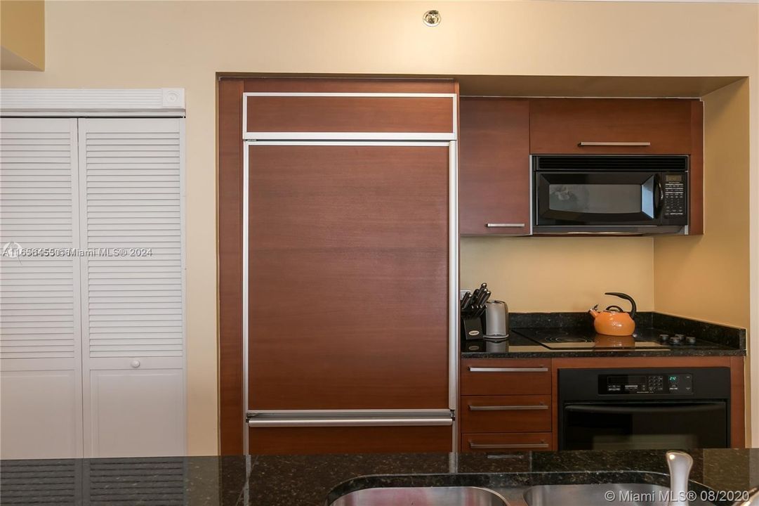 For Rent: $4,500 (1 beds, 1 baths, 811 Square Feet)