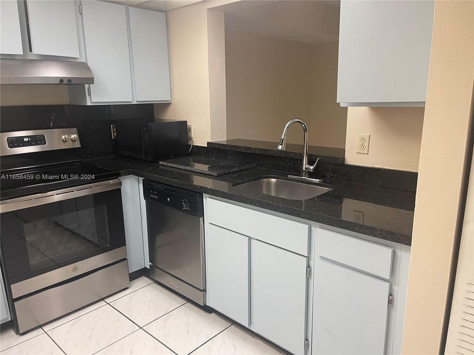 For Rent: $2,300 (2 beds, 2 baths, 910 Square Feet)