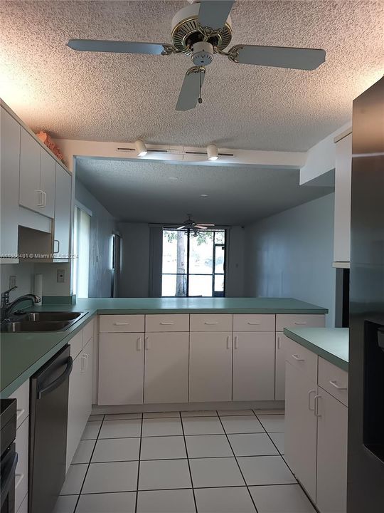 For Rent: $2,100 (2 beds, 2 baths, 1275 Square Feet)