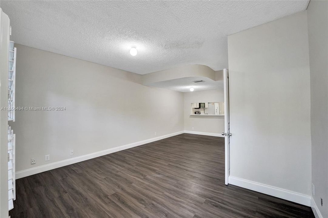 For Rent: $2,400 (1 beds, 1 baths, 1110 Square Feet)