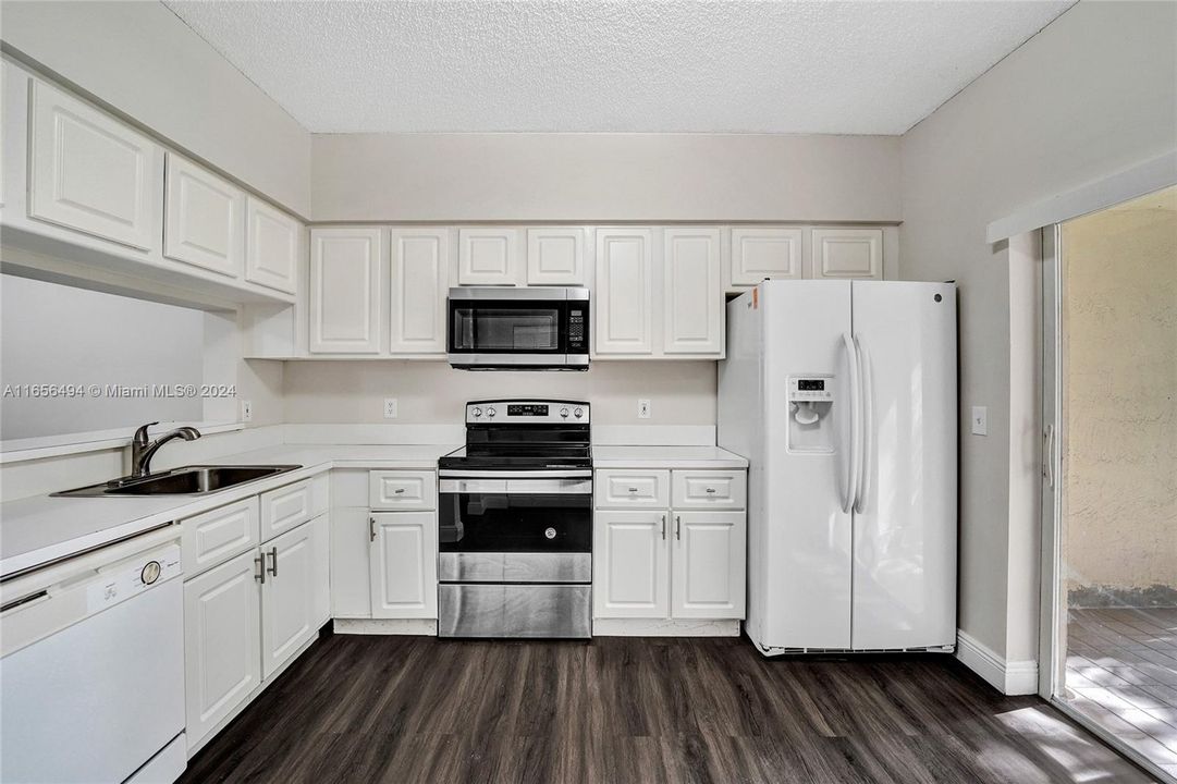 For Rent: $2,400 (1 beds, 1 baths, 1110 Square Feet)