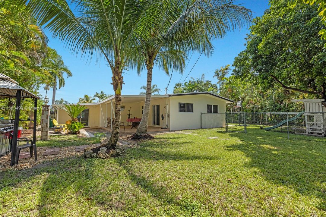 For Sale: $639,900 (3 beds, 2 baths, 1384 Square Feet)