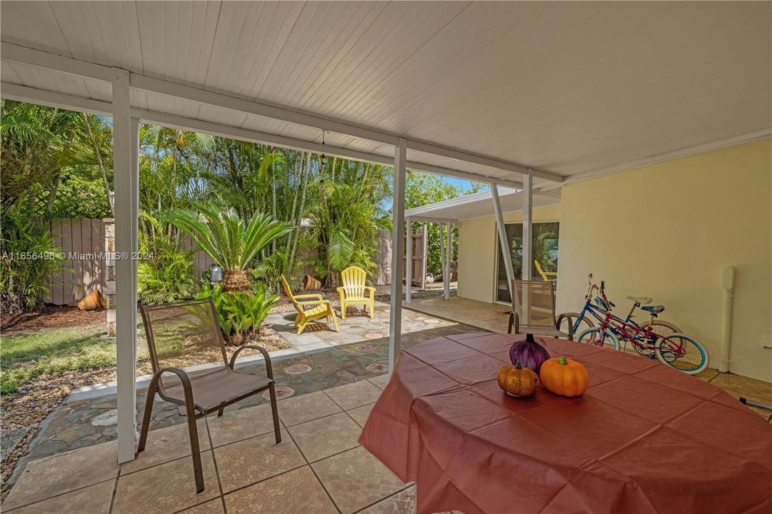 For Sale: $639,900 (3 beds, 2 baths, 1384 Square Feet)