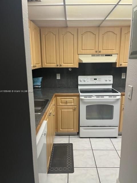 For Sale: $235,000 (1 beds, 1 baths, 650 Square Feet)