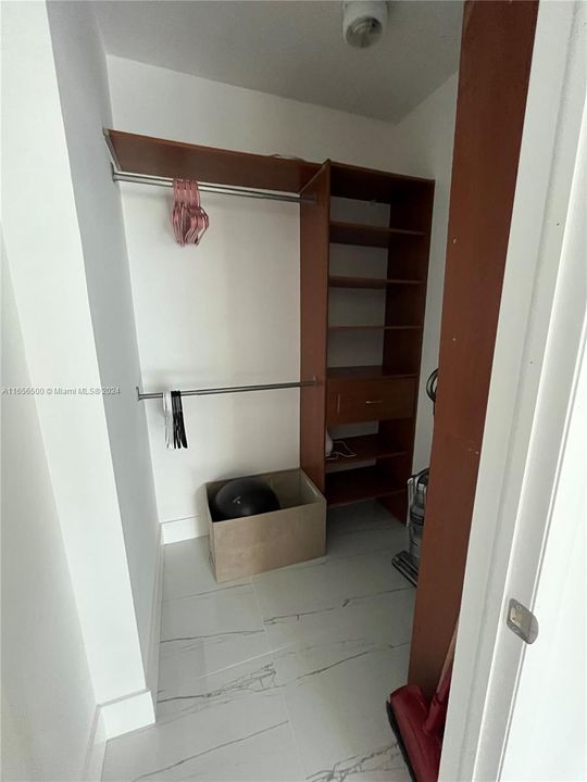 Walk - In Closet