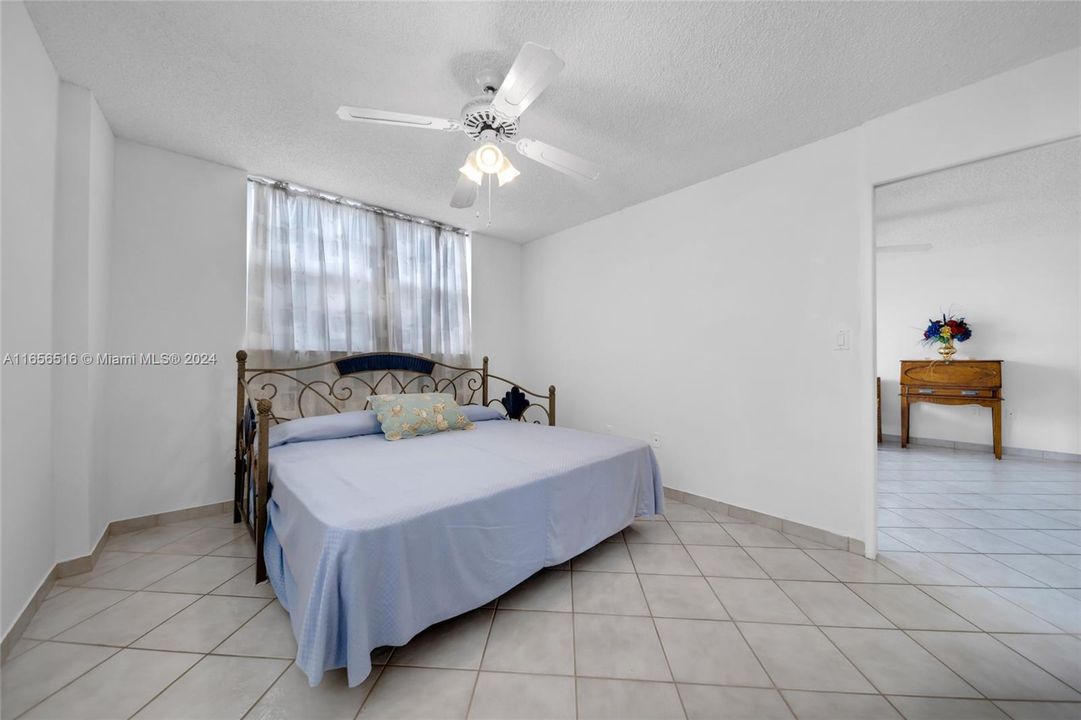 For Sale: $325,000 (1 beds, 1 baths, 665 Square Feet)