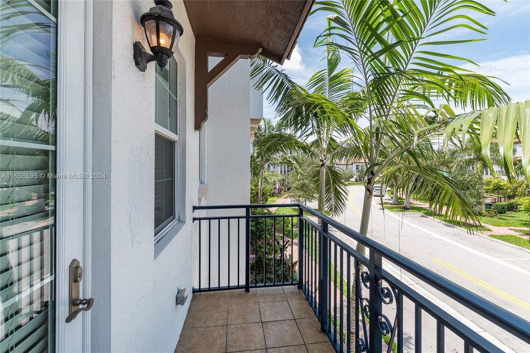 Active With Contract: $3,400 (3 beds, 3 baths, 1919 Square Feet)