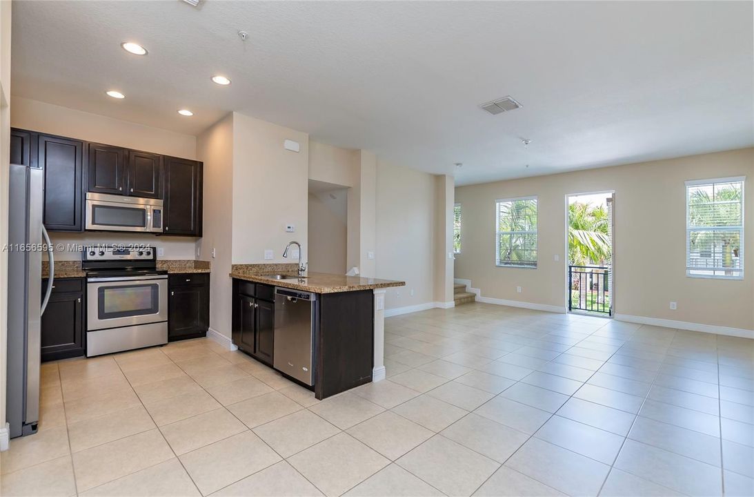 Active With Contract: $3,400 (3 beds, 3 baths, 1919 Square Feet)