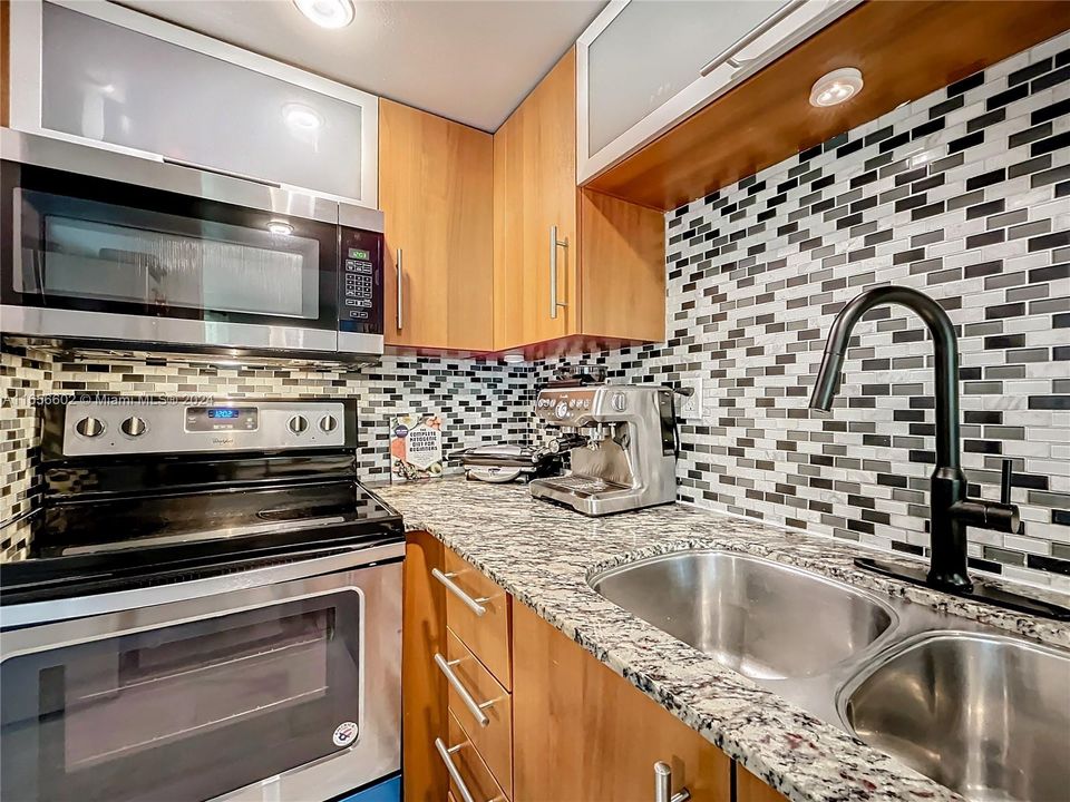 For Sale: $367,000 (1 beds, 1 baths, 519 Square Feet)