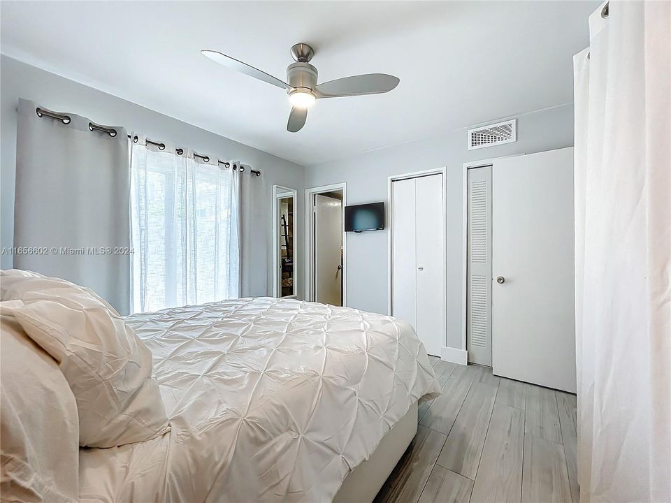 For Sale: $367,000 (1 beds, 1 baths, 519 Square Feet)