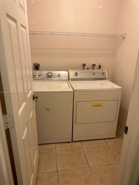 For Rent: $2,200 (2 beds, 2 baths, 1370 Square Feet)