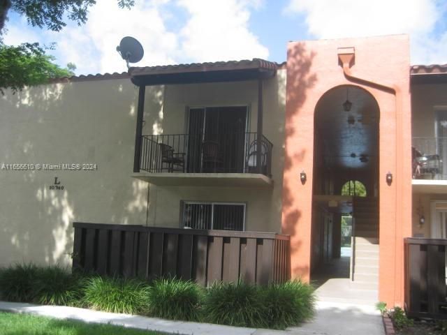 Active With Contract: $2,400 (2 beds, 2 baths, 955 Square Feet)