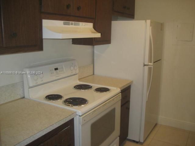 Active With Contract: $2,400 (2 beds, 2 baths, 955 Square Feet)