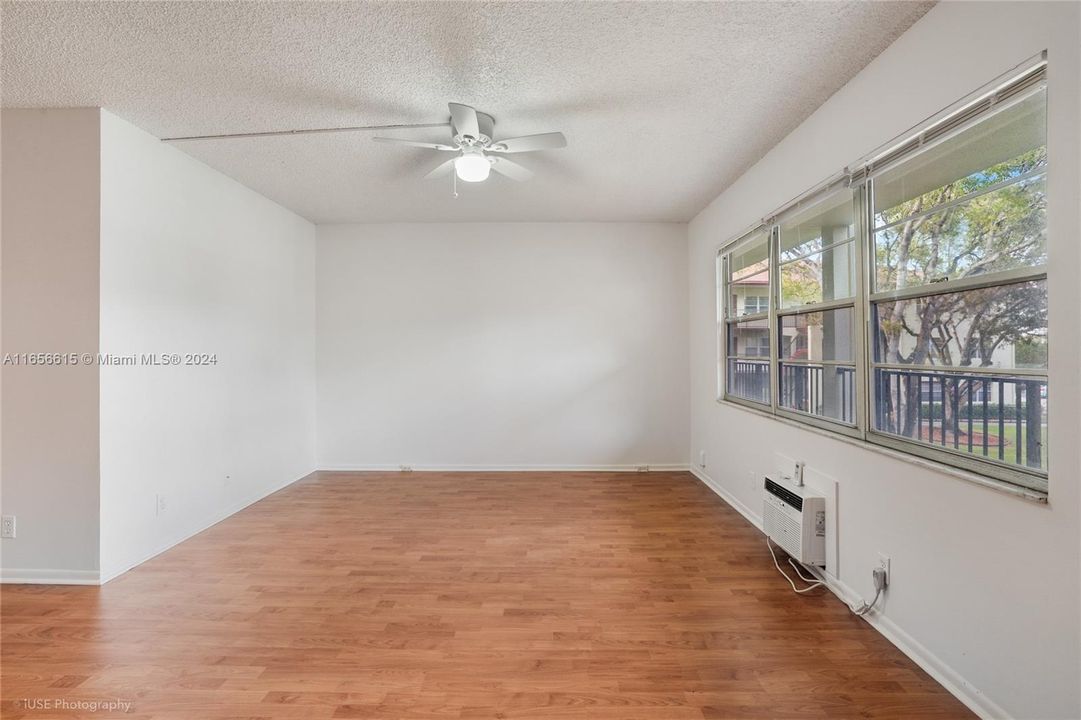 For Rent: $1,750 (1 beds, 1 baths, 811 Square Feet)