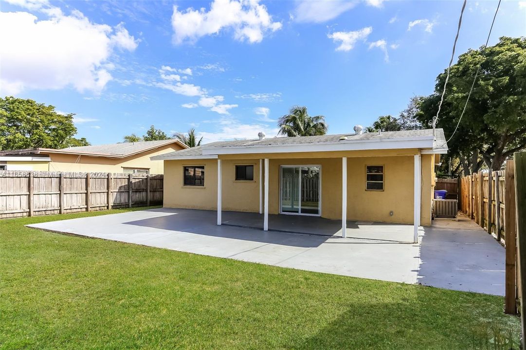 Active With Contract: $2,380 (2 beds, 2 baths, 1074 Square Feet)