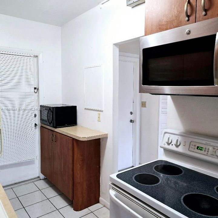 Active With Contract: $180,000 (1 beds, 1 baths, 700 Square Feet)