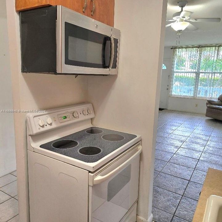 Active With Contract: $180,000 (1 beds, 1 baths, 700 Square Feet)