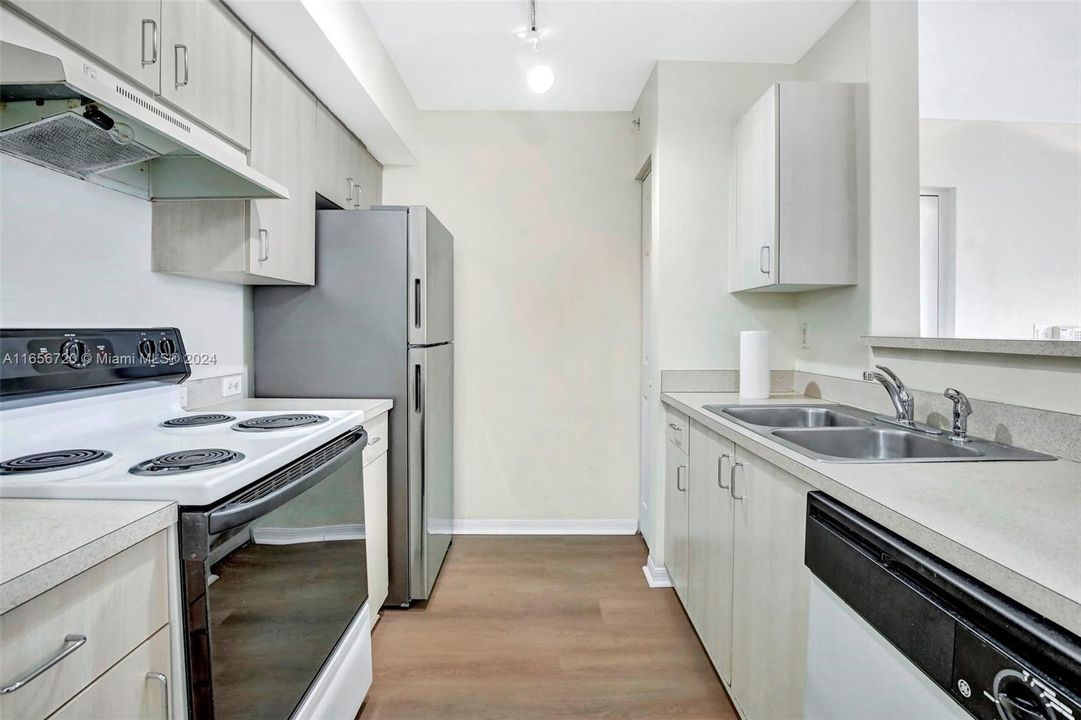 For Rent: $1,875 (1 beds, 1 baths, 742 Square Feet)