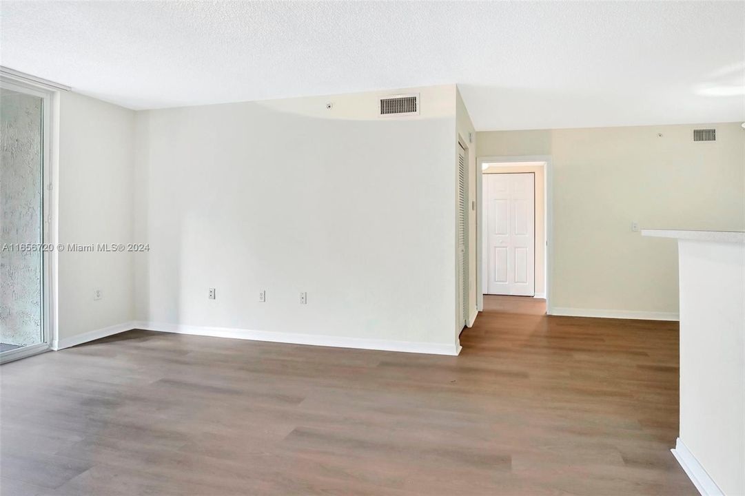 For Rent: $1,875 (1 beds, 1 baths, 742 Square Feet)