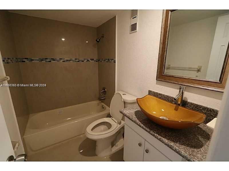 For Rent: $2,200 (2 beds, 2 baths, 1070 Square Feet)