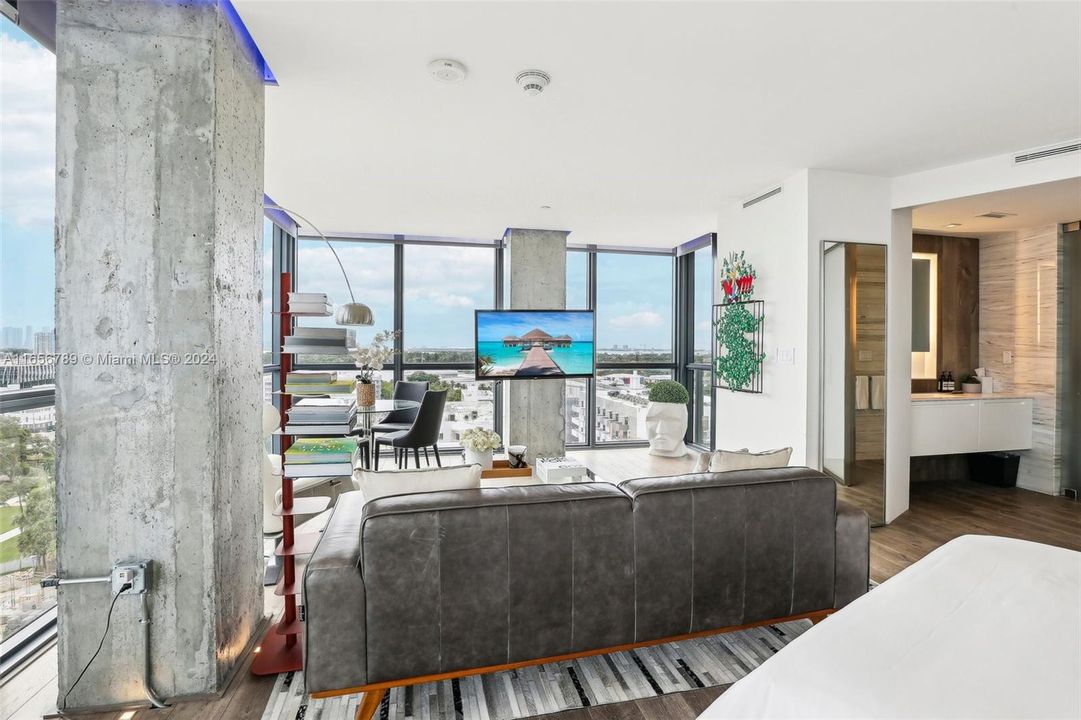 For Sale: $2,000,000 (1 beds, 1 baths, 725 Square Feet)