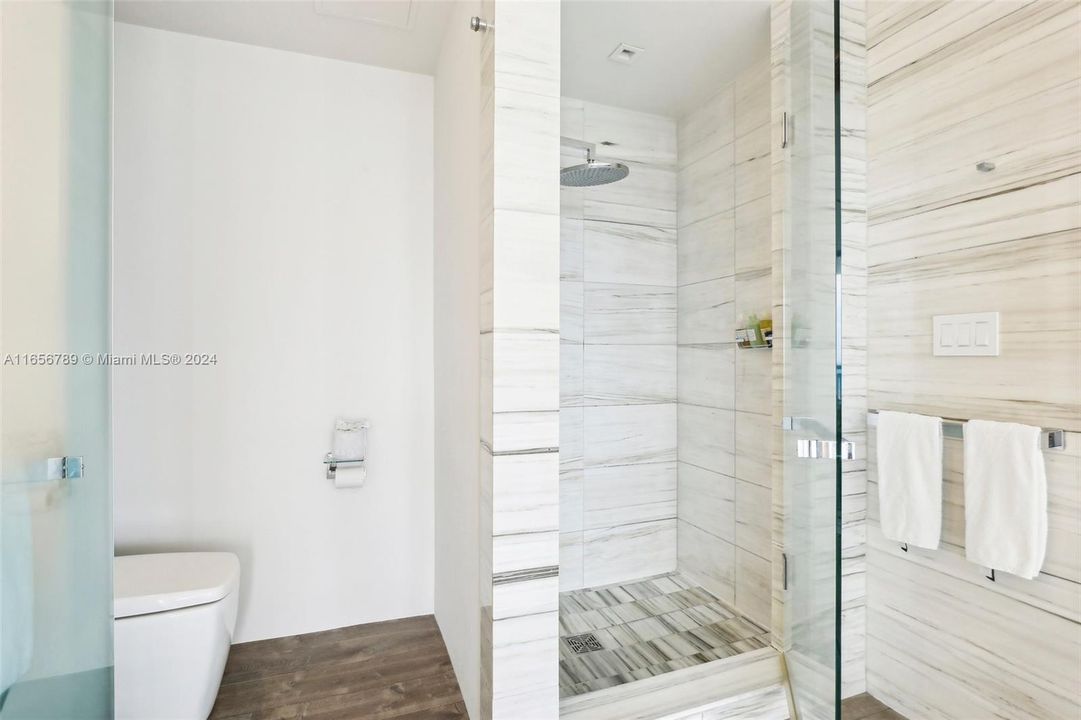 For Sale: $2,000,000 (1 beds, 1 baths, 725 Square Feet)