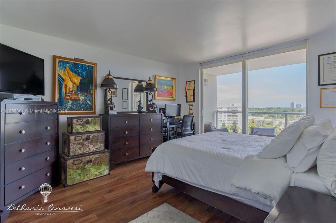 For Sale: $215,000 (1 beds, 2 baths, 861 Square Feet)