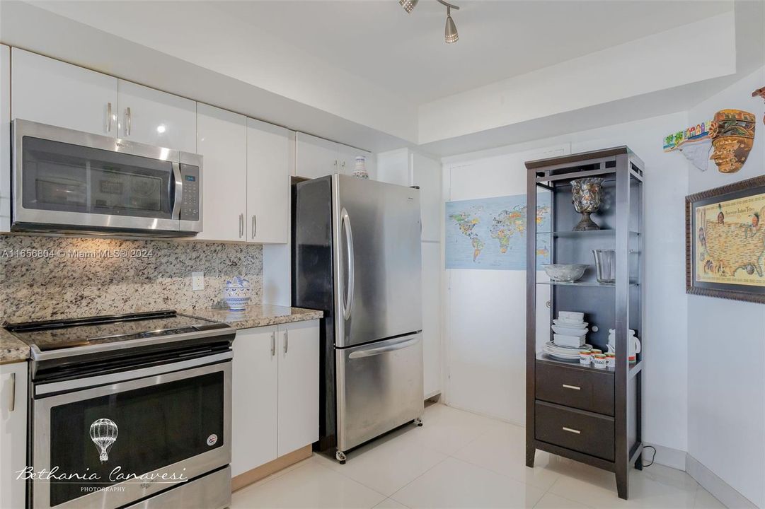 For Sale: $215,000 (1 beds, 2 baths, 861 Square Feet)