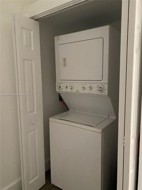 Active With Contract: $2,450 (1 beds, 1 baths, 778 Square Feet)