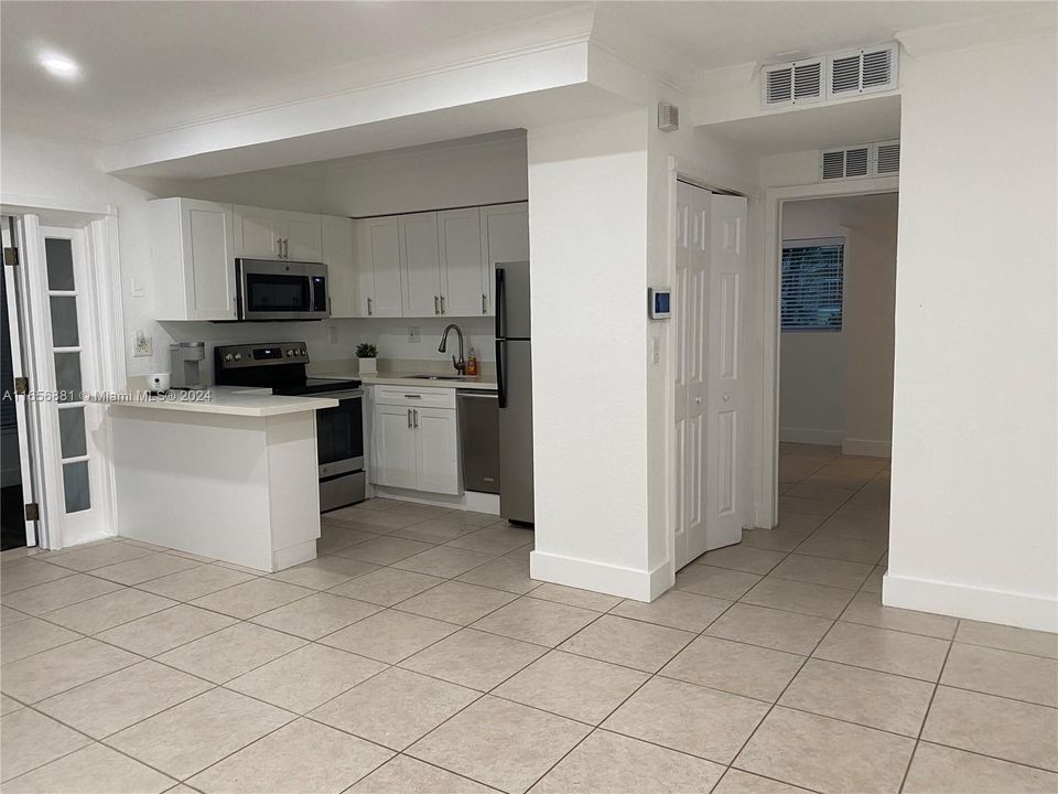 Active With Contract: $2,450 (1 beds, 1 baths, 778 Square Feet)