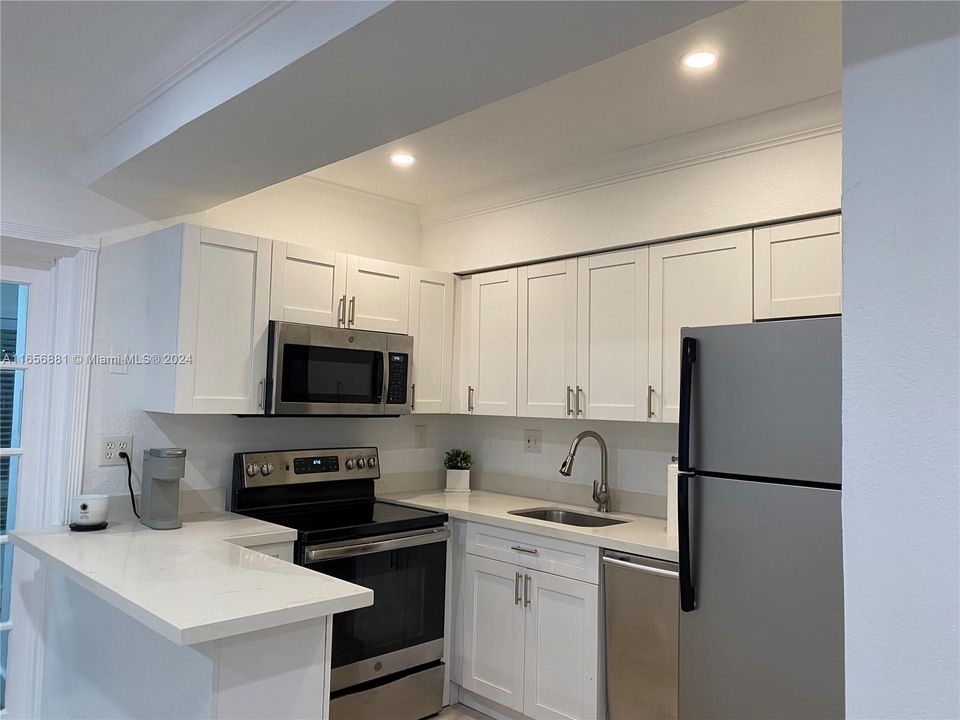 Active With Contract: $2,450 (1 beds, 1 baths, 778 Square Feet)