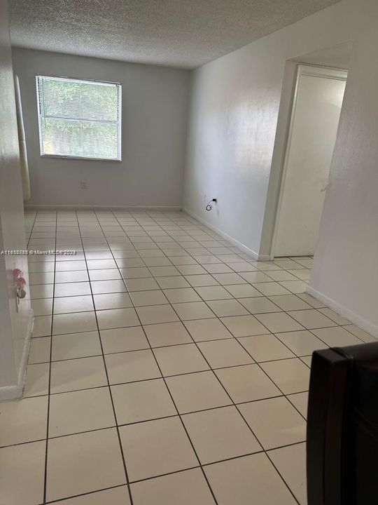 For Rent: $2,250 (2 beds, 1 baths, 758 Square Feet)