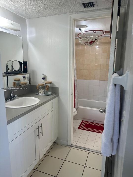 For Rent: $2,250 (2 beds, 1 baths, 758 Square Feet)