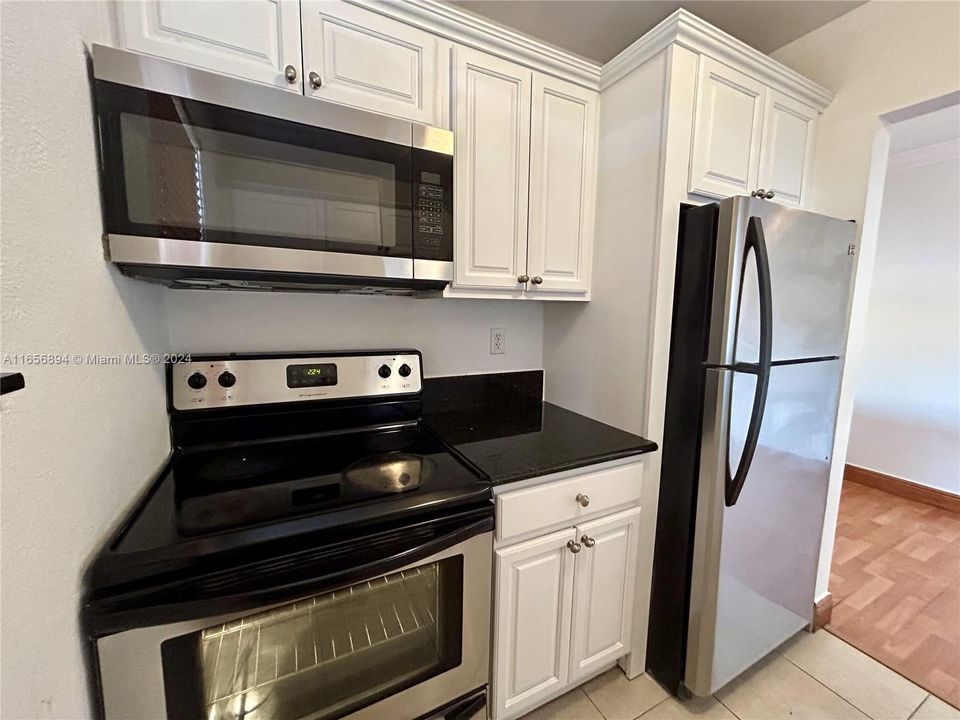 For Sale: $265,000 (1 beds, 1 baths, 635 Square Feet)