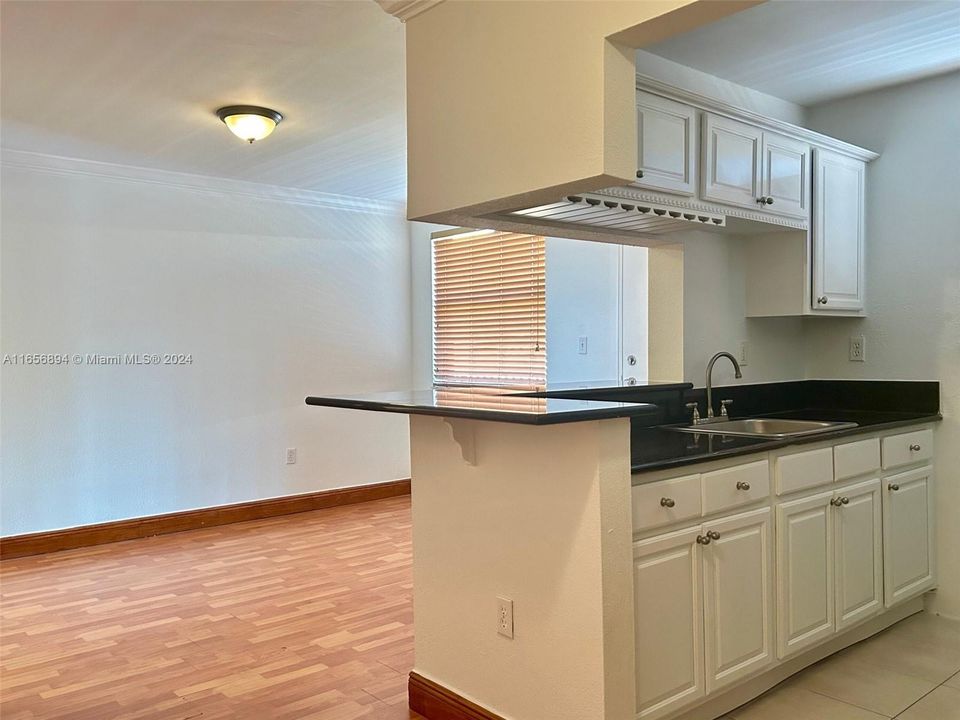 For Sale: $265,000 (1 beds, 1 baths, 635 Square Feet)