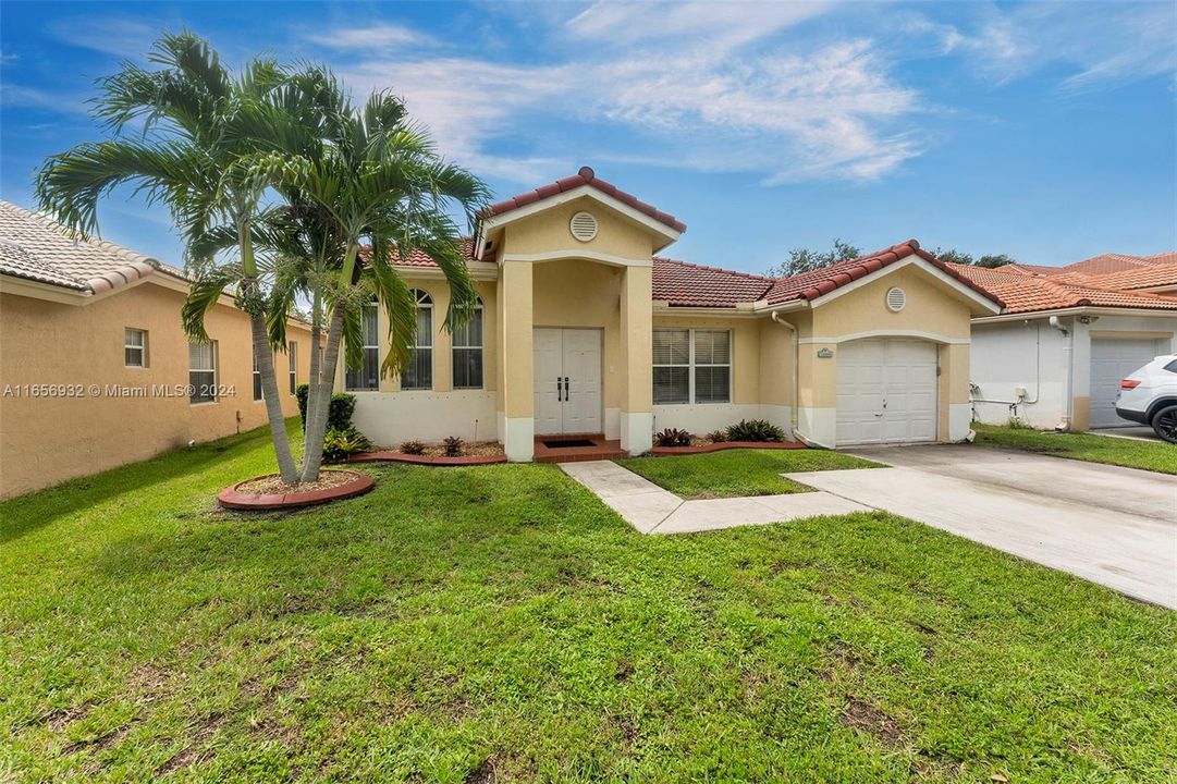 For Sale: $592,500 (3 beds, 2 baths, 1639 Square Feet)