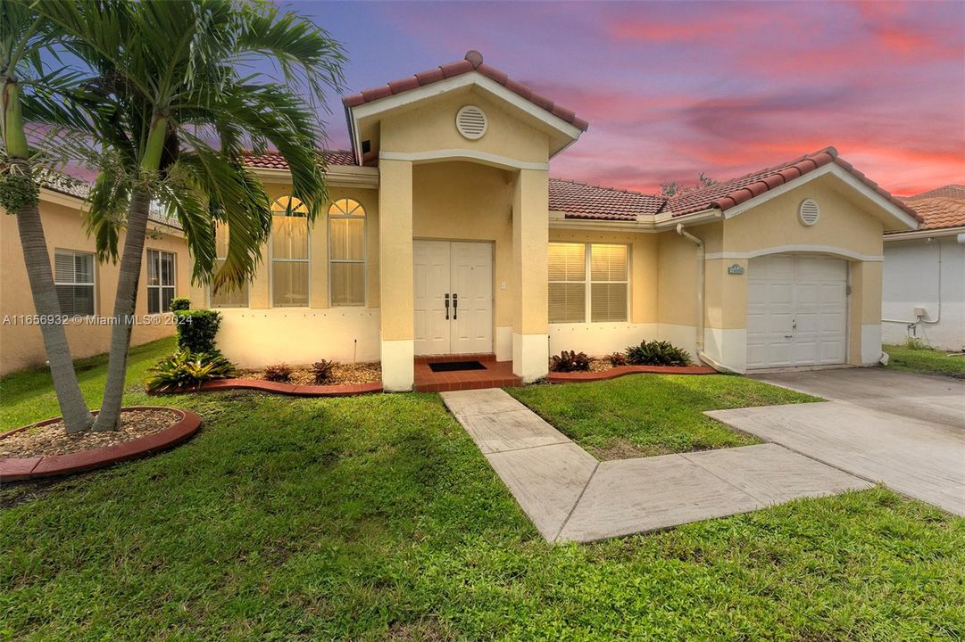 For Sale: $592,500 (3 beds, 2 baths, 1639 Square Feet)