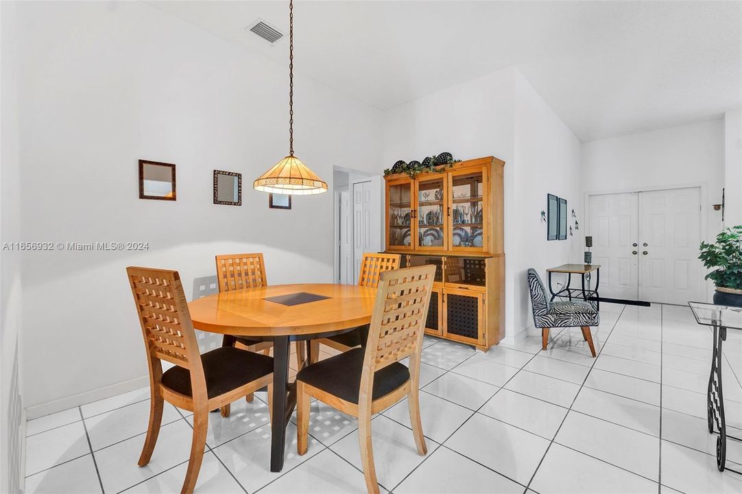 For Sale: $592,500 (3 beds, 2 baths, 1639 Square Feet)