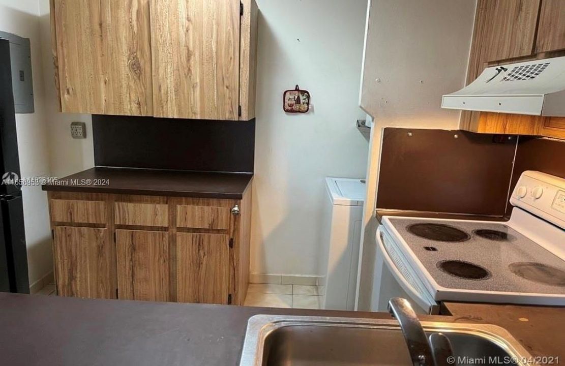 For Rent: $2,200 (2 beds, 2 baths, 870 Square Feet)