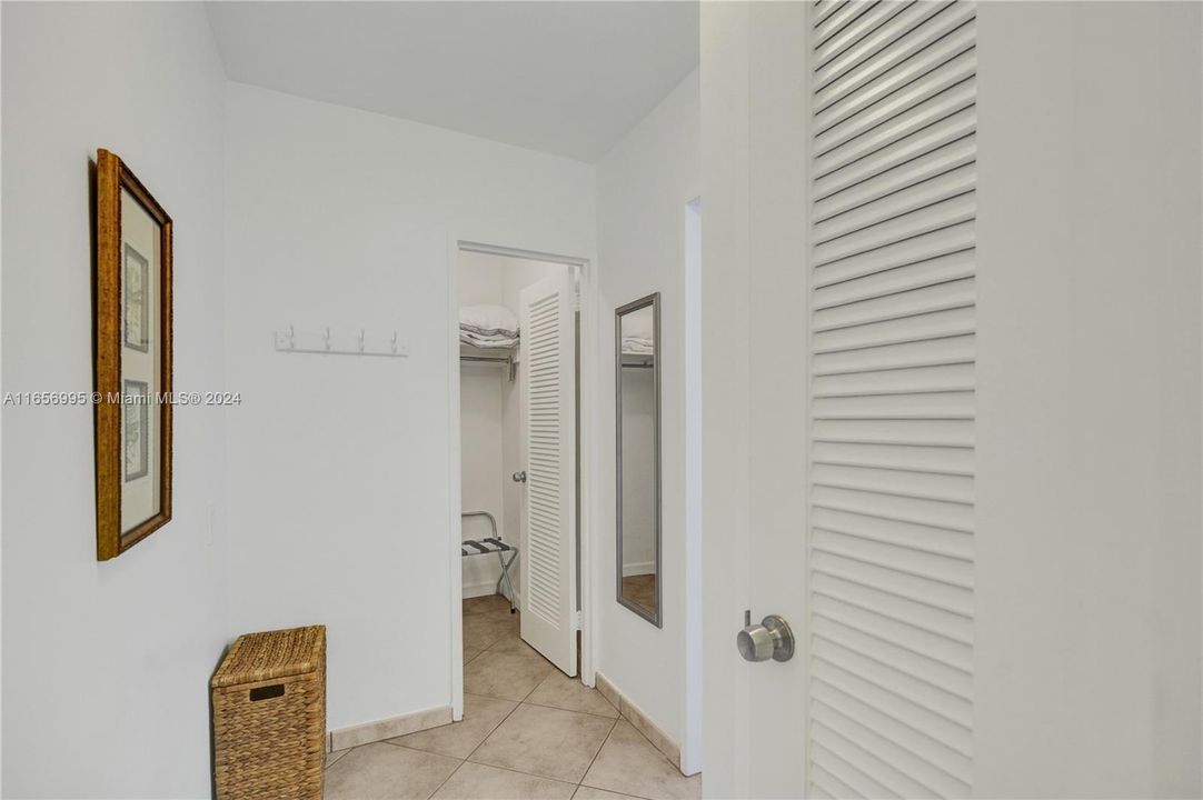 Active With Contract: $3,000 (1 beds, 1 baths, 930 Square Feet)